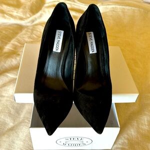 Steve Madden Size 8 Black suede pumps. 4 inch
